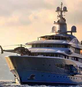 The way movie stars arrive at yacht parties
