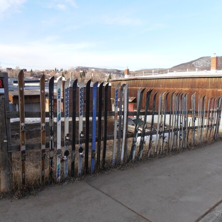 How they make fences in snow country