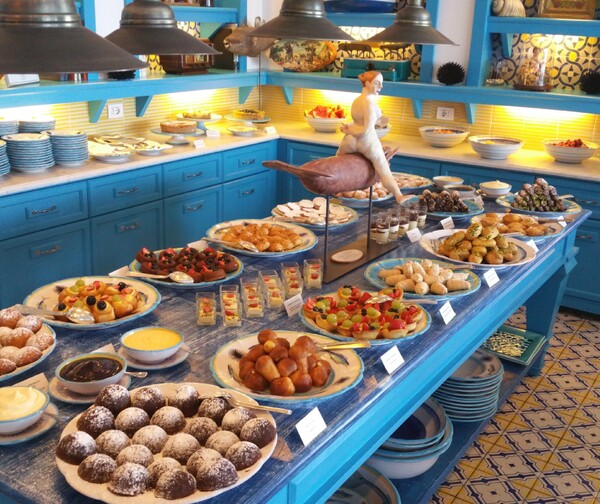 Lunch in Capri, dessert table