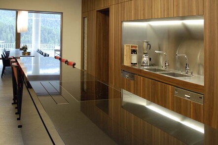 Kitchen with a state of the art induction hob that burn onions in a second
