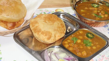 Chickpea Curry with Poori and onion