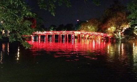 The Huc Bridge at night