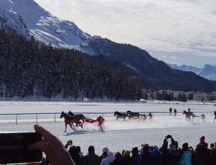 Skiing behind your horse race